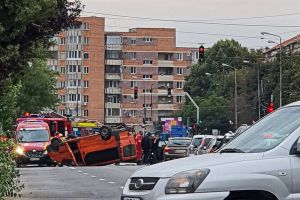 Accident cu trei maşini în Oradea, pe Bd. Cantemir: Traficul este blocat, o maşină s-a răsturnat