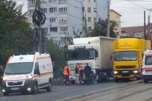 Femeie în stare critică după ce a fost lovită şi târâtă de un TIR, la Timişoara