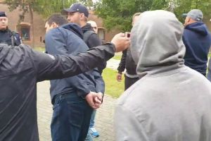 Suporterii lui Dinamo, puşi pe SCANDAL înaintea meciului de la Arad