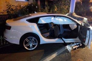 FOTO Tragedie rutieră! Trei tineri s-au izbit cu maşina într-un stâlp. Unul a murit pe loc