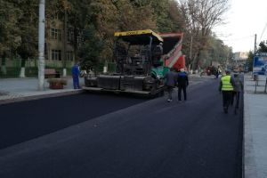 FOTO! Trei straturi de asfalt pe porţiunea pavelată de pe Bulevardul ”Mihai Eminescu”. Când se termină lucrarea!