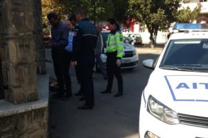 FOTO & VIDEO Un individ a distrus mai multe maşini din Botoşani. „Omul poartă cuţit. Ne este frică să lăsăm copiii afară în parc din cauza lui”