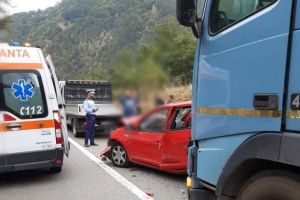 VIDEO FOTO Carambol pe DN7 la Câineni – Un TIR şi patru maşini implicate într-un accident