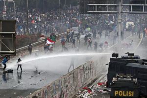 Vor să interzică sexul în afara căsătoriei! Proteste violente în Indonezia împotriva noului cod penal (VIDEO)