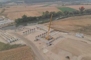 Video. Autostrada A10 Sebeş-Turda, lotul 2, din nou, la ora macaralelor: Pregătiri pentru devierea DN1 la Oiejdea şi ridicări de grinzi la Rădeşti