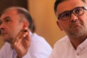 De opt ani, cu musca-n lapte! Un amărât de WC îi ţine pe gugulani la marginea civilizaţiei!