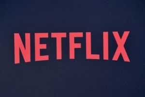 Netflix, în cădere liberă. Acţiunile companiei au scăzut cu 46% de la începutul anului; Apple şi Disney lansează servicii rivale