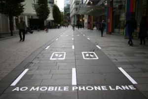 Pe un trotuar din Marea Britanie au fost instalate piste speciale pentru dependenţii de telefon mobil, care merg pe stradă cu ochii în ecran