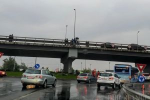 Un tânăr a ameninţat că se aruncă de pe pasajul din Calea Aradului din Oradea