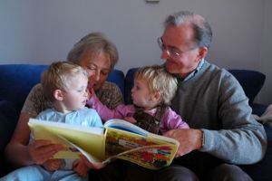 650 de lei pentru bunicii care se ocupa de cresterea nepotilor