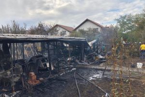 Stupi de albine şi autoturisme de epocă, distruse în totalitate în incendiul din Sânpetru