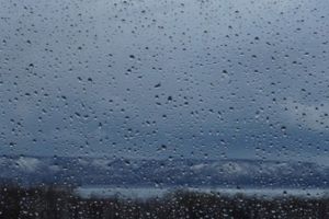 Vreme închisă şi ploi în aproape toată ţara