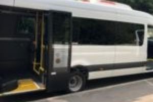 Microbuzul Primăriei din Băile Herculane a făcut primele curse. Cât costă biletul şi care este programul de circulaţie?