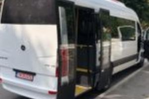 Microbuzul Primăriei din Băile Herculane a făcut primele curse. Cât costă biletul şi care este programul de circulaţie?