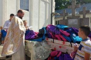 Biserica din Unceşti a oferit ghiozdane echipate pentru toţi elevii din sat