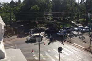 Trafic blocat langa Primaria Timisoara. Se arunca cu tigle pe trotuar