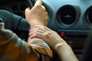 PERICOL pe şoselele din ţară! Unul din cinci şoferi face acest lucru la VOLAN