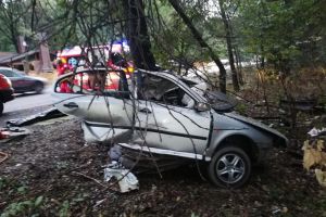 FOTO Accident cumplit! Un tânăr a murit după ce s-a izbit cu maşina într-un copac. Autoturismul s-a rupt în două