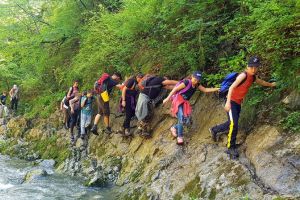 Una cu natura: Zeci de copii au învăţat de la Aqua Crisius ce face un junior ranger şi s-au plimbat cu caiacele pe Crişul Negru (FOTO / VIDEO)