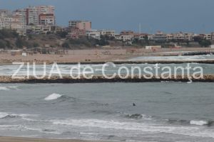 Fotoreportaj: In cautare de senzatii tari, un tanar constatean a infruntat valurile marii de la Plaja Modern (galerie foto)