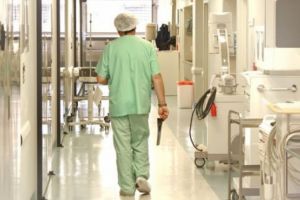 Veste bună pentru medici! S-ar putea pensiona anticipat, la cerere, fără penalităţi
