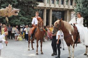 Au spus DA îmbrăcaţi în costume de inspiraţie dacică – VIDEO