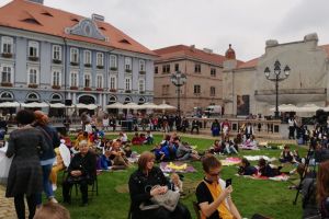 A început LitVest 2019, cu evenimentul Pătura care citeşte, în Piaţa Unirii!