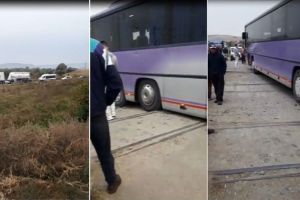 VIDEO. Autobuz suspendat peste o trecere cu calea ferată, la Războieni. Circulaţia rutieră deviată între Ocna Mureş şi Unirea