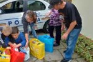 Poliţiştii timişeni au readus zâmbetul pe chipul a trei copii nevoiaşi din judeţ