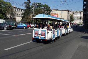 Cu trenuleţul turistic pe străzile Timişoarei. Maşinuţele primăriei încă „se odihnesc” în depo