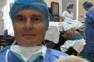 Șeful Departamentului de Oftalmologie al unui spital din Cluj şi-a lăsat, timp de 9 ani, soţia nespecializată să opereze pacienţi cu probleme la ochi