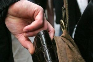 Atenţie la hoţii din autobuze! Bărbat de 85 de ani deposedat de portmoneu!