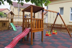 Angajaţii Termoficare Oradea au amenajat un loc de joacă pentru copiii de la Creşa 14 (FOTO)