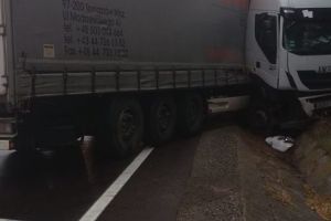 FOTO. Accident cu un tir răsturnat. Circulaţie blocată!