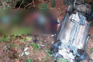 FOTO. O familie cu un copil, salvată de jandarmii montani, după ce maşina în care se aflau s-a răsturnat într-o prăpastie din Munţii Apuseni