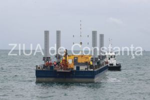 Constantenii care se plimbau pe Faleza Cazinoului din Constanta, uimiti de o ambarcatiune. Ce cauta acolo (galerie foto)