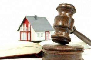 O familie din judeţul Alba a rămas fără locuinţă şi teren după ce o instanţă din Franţa a dispus confiscarea bunurilor