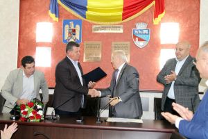 La Primăria municipiului a avut loc festivitatea de înmânare a Diplomei de ”Cetăţean de Onoare” domnului Acsinte Gaspar