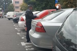 Acţiune de fulger, în parcările de lângă pieţe. Poliţiştii locali cu ochii pe şoferii care au ocupat locurile persoanelor cu handicap
