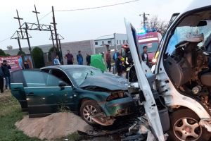 Accident cu şase victime după ce un şofer a depăşit neregulamentar, la Lugoj. Printre răniţi sunt şi copii