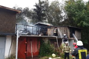 Un incendiu violent a afectat 13 garaje în zona Rombat, din cartierul George Enescu