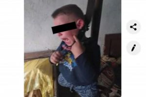 Un bărbat din Siret şi-a fotografiat copilul de numai 2 ani cu ştreangul de gât şi apoi a ...