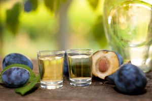 Slovenia şi Ungaria negociază cu UE pentru ca pălinca să fie scutită de impozit