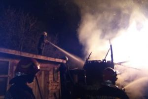 FOTO. Incendiu de amploare în judeţ. Pompierii s-au luptat patru ore cu flăcările