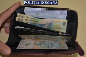 Arădeancă de 60 de ani, prinsă în flagrant furând dintr-o poşetă