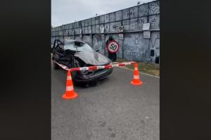 VIDEO Maşină făcută praf într-un accident, expusă în faţă la Teatru în Sibiu