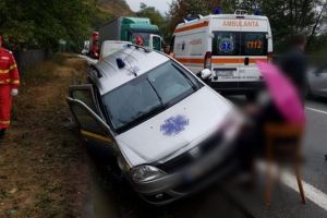 FOTO Trafic blocat pe Valea Oltului – O maşină a ajuns în şanţ