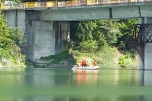 Femeie din Ploieşti, salvată de la înec de pompieri. Femeia se ţinea agăţată de piciorul podului de la barajul Paltinu