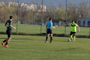 Surprizele de mijloc de săptămână favorizează liderul în Liga IV