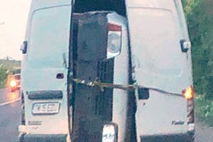 Maşina transportată într-un microbuz, între Șag şi Timişoara